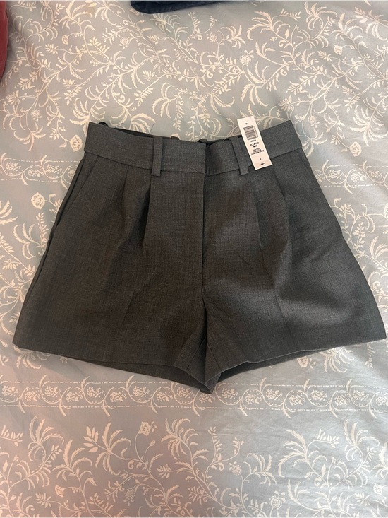 Aritzia Pants - NWT Aritzia Babaton Pleated Mini Short in Heather Charcoal Size 0